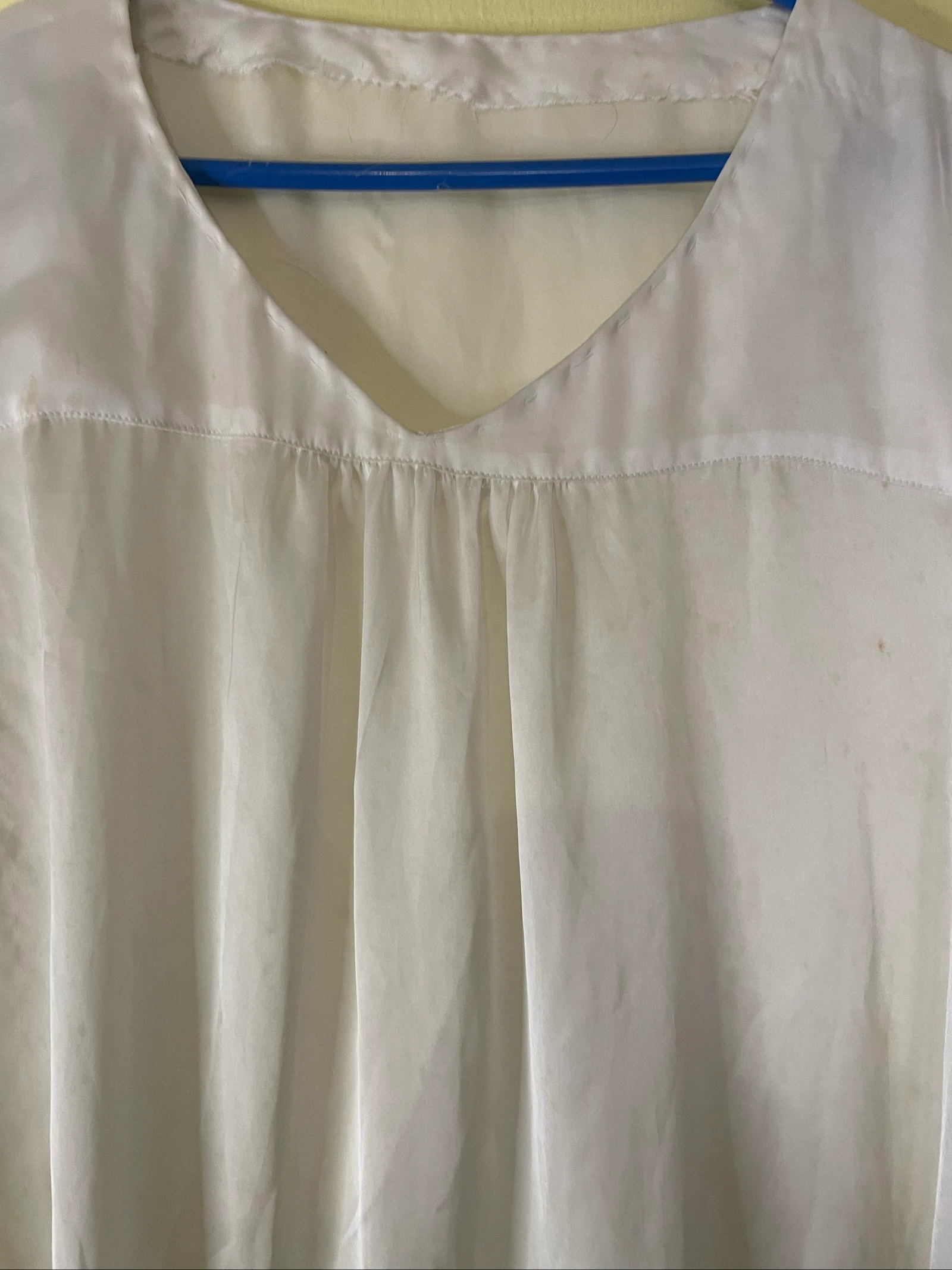 Satijnwitte lange tuniek / blouse met V-hals en zakken met strik – photo 9